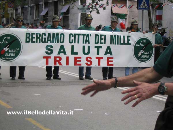 Uno striscione del gruppo di Bergamo per salutare Trieste.