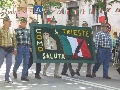 Il gruppo Alpini di Como saluta con un suo striscione Trieste. - Clicca per ingrandire la foto...