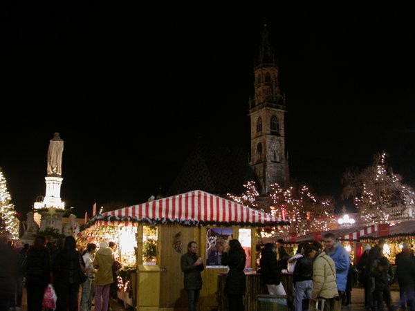 Piazza Walther a Bolzano durante il famoso mercatino natalizio.