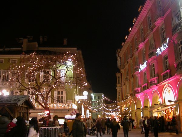 Vista dello Stadt Hotel in Piazza Walther a Bolzano durante il famoso mercatino natalizio.