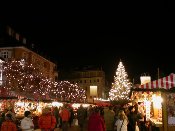 Vista di Piazza Walther a Bolzano durante il mercatino natalizio.