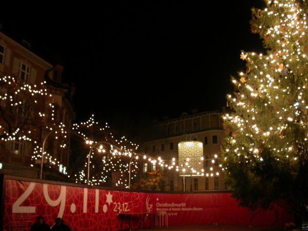 Scorcio di Piazza Walther durante il periodo natalizio.