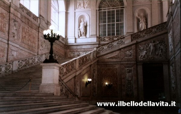 Napoli, scalinata di ingresso del Palazzo Reale in Piazza del Plebiscito.