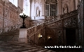 Napoli, scalinata di ingresso del Palazzo Reale in Piazza del Plebiscito. - Clicca per ingrandire la foto...