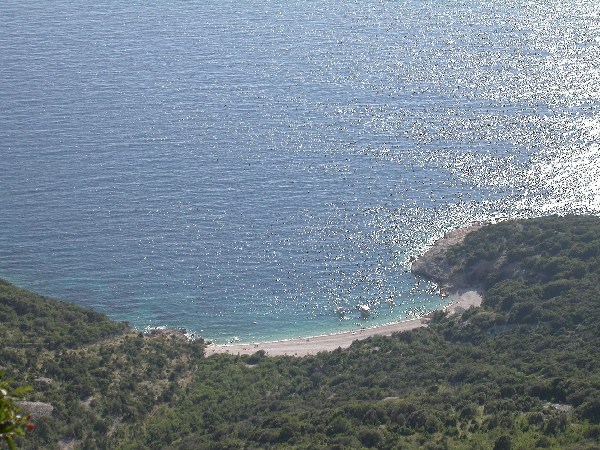 La spiaggia di Luka a Lubenice dall'alto.