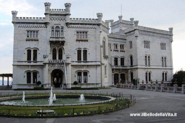Il castello di Miramare (Trieste) (inviata da Goblin)