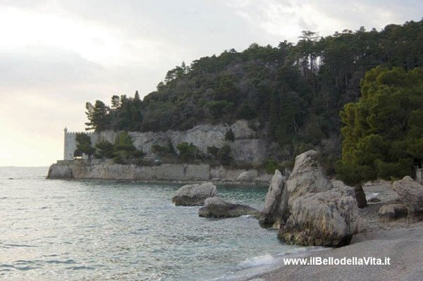 Una spiaggetta nelle vicinanze del castello di Miramare (Trieste) (inviata da Goblin)