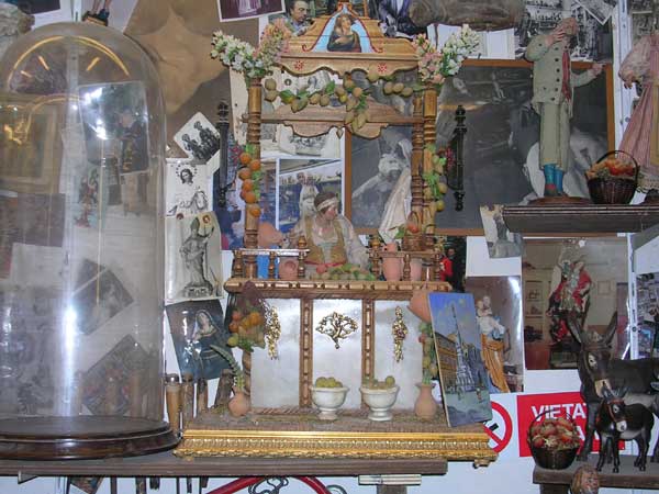 "L'ACQUAFRESCAIA" o Venditrice d'acqua: statuina del presepio in vendita dagli artigiani napoletani nel quartiere San Gregorio Armeno (inviata da fiorderica)
