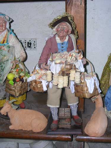"IL TARALLARO" o Venditore di ciambelle: statuina del presepio in vendita dagli artigiani napoletani nel quartiere San Gregorio Armeno (inviata da fiorderica)