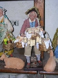 "IL TARALLARO" o Venditore di ciambelle: statuina del presepio in vendita dagli artigiani napoletani nel quartiere San Gregorio Armeno (inviata da fiorderica)