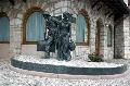 Quando i migranti eravamo noi. Ex stazione FS di Asiago. La scultura rappresenta il ricordo e la speranza (inviata da Vincenzo) - Clicca per ingrandire la foto...